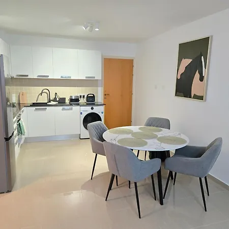 Thea Court 1 - A * باراليمني